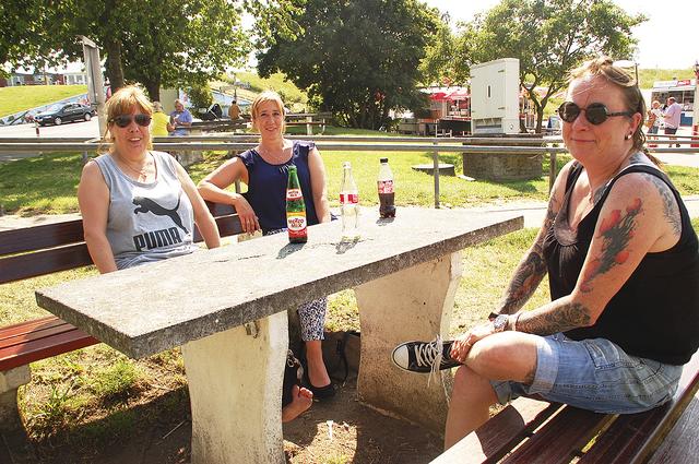Carmen Brunkhorst aus Hollenstedt und ihre Freundinnen Bianka Michael aus Grünendeich und Tanja Juric aus Jork (v.li.) treffen sich zu einer Auszeit an der Elbe | Foto: sla