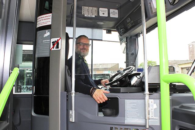 Bei mit Schutzglas ausgerüsteten Bussen darf wieder vorne eingestiegen werden | Foto: sb