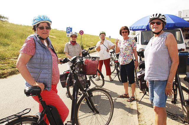 Elke Schröder (li.) und ihre Freundinnen aus Nottensdorf und Hedendorf radeln regelmäßig durch das Alte Land | Foto: sla