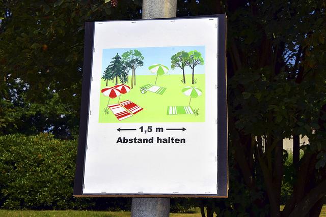 Auf der Liegewiese im Freibad Hittfeld gilt die bekannte Abstandsregel