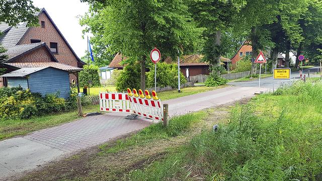 Die Bake an der Moorstraße wird von uneinsichtigen Autofahrern auch schon mal auseinandergenommen