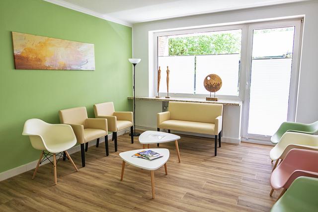 Entspannung finden Patienten im hellen und freundlichen Wartezimmer  | Foto: Killaitis