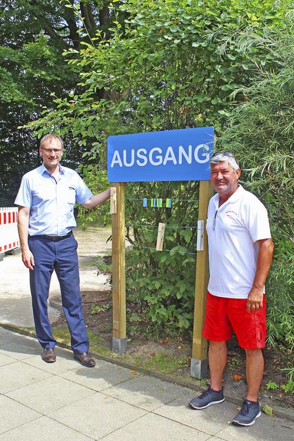 Bürgermeister Dirk Seidler (li.) und Bernd Holler, Meister für Bäderbetriebe, wollen mit den Wäscheklammern sicherstellen, dass sich nicht mehr als 130 Badegäste auf dem Gelände aufhalten | Foto: as