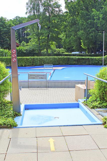 Vor dem Baden muss geduscht werden | Foto: as