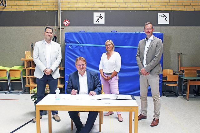 Nach der Vertragsunterzeichnung: Samtgemeinde-Bürgermeister Wolfgang Krause (vorne), die Bauunternehmens-Geschäftsführer Christian Effinger (hi., li.) und Jörg Bollmann sowie Schulleiterin Claudia Rückforth | Foto: ce
