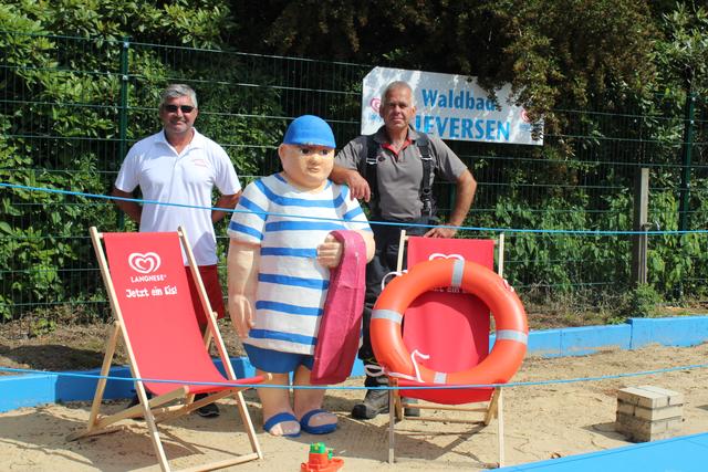 Meister für Bäderbetriebe Bernd Holler und Rettungsschwimmer/Rettungssanitäter Robert Untersänger haben das Waldbad für die Freibadsaison vorbereitet | Foto: as