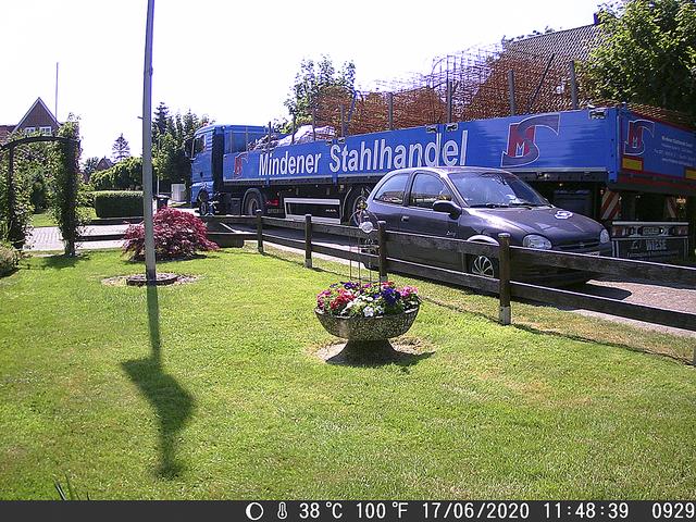 Das ist eine knappe Sache: Der riesige Lkw passt kaum auf die Straße | Foto: ig