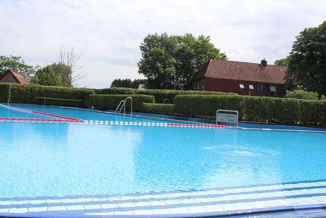Das Schwimmbecken wurde geteilt, um eine bessere Verteilung der Schwimmer sicherzustellen. Insgesamt dürfen maximal 23 Personen gleichzeitig schwimmen | Foto: as