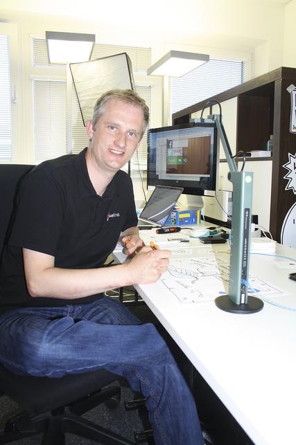 Marcel van Hove mit Kamera, Computer, Stift und Papier - mehr brauche man nicht für eine Schulstunde aus dem Homeoffice
