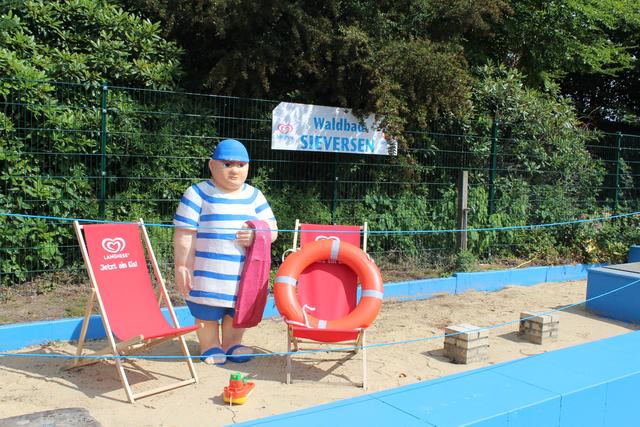 Damit auch im heimischen Waldbad Urlaubsfeeling aufkommt, haben Holler und Untersänger für die Badegäste einen Dekostrand aufgebaut, den man vom Schwimmbecken aus bewundern kann | Foto: as