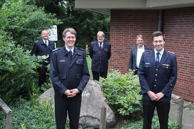 Gratulation zur Ernennung: Garlstorfs neuer Vize-Ortsbrandmeister Eike Meyer und Vorgänger Joachim Pahnke (vorne, v. re.) sowie (hi., v. re.) Samtgemeinde-Bürgermeister Wolfgang Krause, Gemeindebrandmeister Jörn Petersen und Garlstorfs Ortsbrandmeister Norbert Petersen | Foto: ce