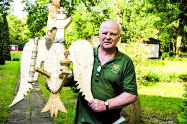 Erster Vorsitzender Jörg Petersen zeigt den Holzvogel, auf den die Anwärter auf die
Königswürde in diesem Jahr geschossen hätten