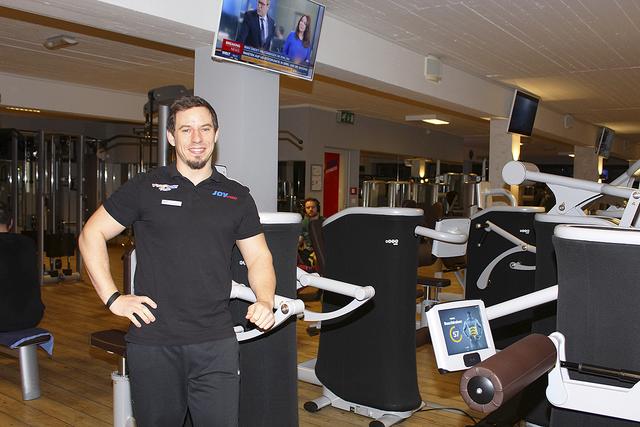 Trainer Torben am beliebten eGYM-Zirkel