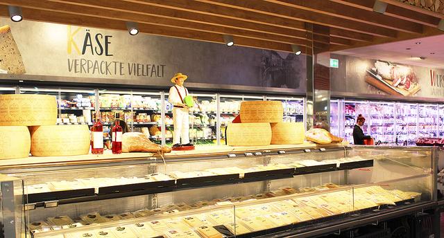 Käse gibt es auch in großer Auswahl in Selbstbedienung | Foto: sb