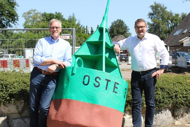 Werner Hinck (li.) und Holger Falcke freuen sich, dass die Neugestaltung des Gräpeler Hafens jetzt begonnen hat | Foto: sb