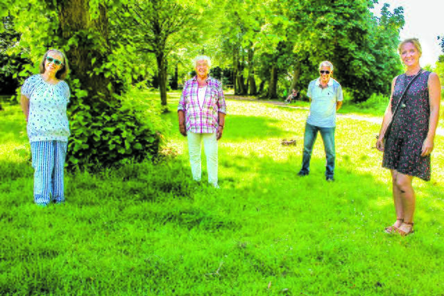Drehtermin für ein Video im Buxtehuder Stadtpark (v.li.): Frauke Boisch, Inge Hinrichs, Jürgen Engelhard und Nicole Rüsch Fotos:tk
