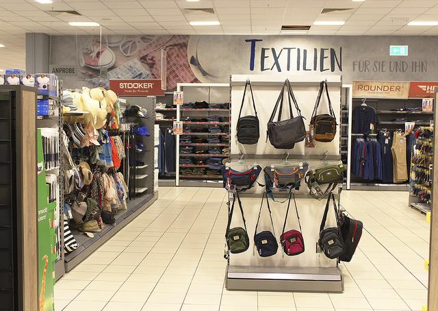 Zum Sortiment gehören nach wie vor Textilien, Taschen und Schuhe | Foto: sb