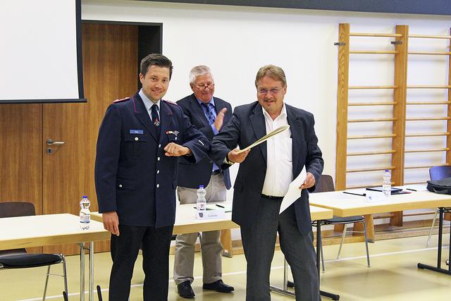 Samtgemeinde-Bürgermeister Wolfgang Krause ernennt Garlstorfs neuen Vize-Feuerwehrchef Eike Meyer. Im Hintergrund Ratsvorsitzender Helmut Gehrke | Foto: ce