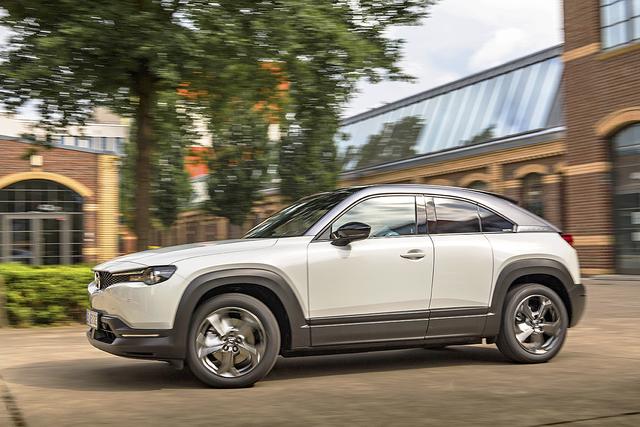 Der Mazda MX-30 mit reinem Elektroantrieb rollt im Herbst in den Showroom des Autohauses Holsten | Foto: Mazda