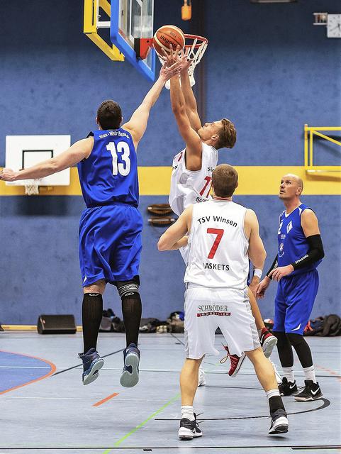 Saxo Stelter (Mitte) mit einem gelungenen Korbleger für die Winsen Baskets
