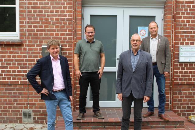 Vor der Außenstelle Buchholz der Landwirtschaftskammer Niedersachsen (v. li.): deren Leiter Ulrich Peper, stellvertretender Kreislandwirt Martin Peters, Kreislandwirt Willy Isermann und Wihelm Neven, Vorsitzender des Landvolk-Kreisverbandes