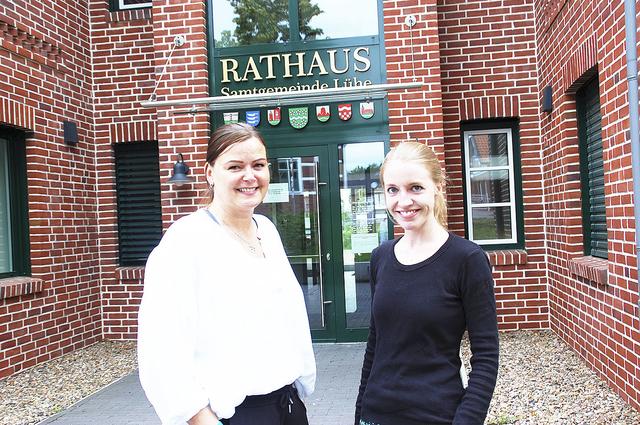 Katja Brendt (li.) und Carolin Stoeppel präsentieren der Politik
nach den Sommerferien ihr Konzept