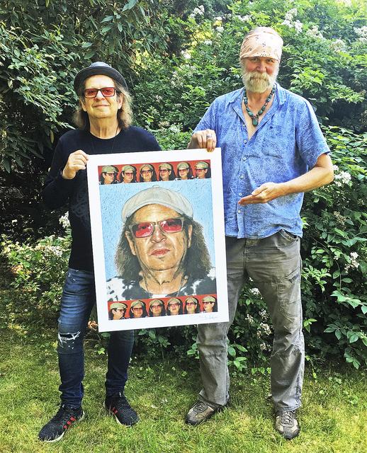 Ole Ohlendorff (re.) übergibt Keyboarder Jean-Jacques Kravetz (Udo Lindenberg / Peter Maffay) ein Bild, das im vergangenen Jahr entstand  | Foto: Ohlendorff