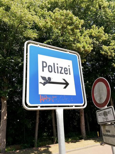 Ein Engel weist den Weg zur Polizei Foto: Störtebecker