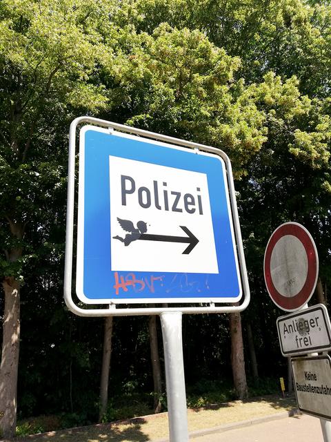 Ein Engel weist den Weg zur Polizei   Foto: Störtebecker