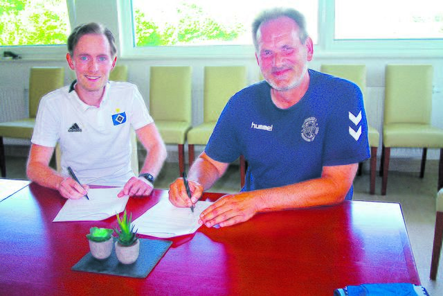 Klaas Jensen (re.) unterzeichnete jüngst den Kooperationsvertrag mit Maximilian Franke, Leiter Regional-scouting des HSV-Nachwuchsleistungszentrums
