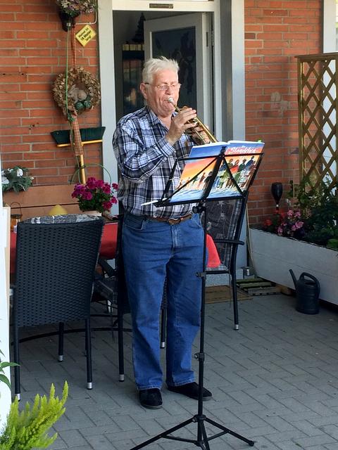 Karl-Heinz Schwenk spielt jeden Abend einige Lieder auf seiner Trompete. Sehr zur Freude seiner Nachbarn Foto: Lau