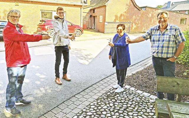 Bei der Einweihung der "smarten Straßenbeleuchtung" waren Nils Möller (v.li.), Joost Meyer, Christa Heins als Bürgerin und der stellvertretende Bürgermeister Hans-Werner Heins anwesend