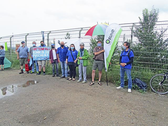 Bei der Demonstration an der Staustufe Geesthacht: Aus dem Landkreis Harburg mit dabei waren die NABU-Gruppe aus Winsen und der BUND-Regionalverband Elbe-Heide