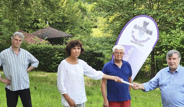 Isabel Dalecki-Kröger übernimmt den Staffelstab von Gerhard Schierhorn (re.). Dem Vorstand der St. Jakobi-Stiftung gehören außerdem Frank Müller-Penzlin (li.) und Klaus Holbein an