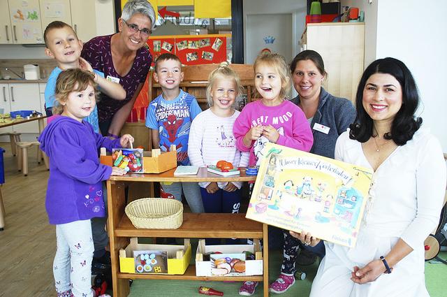Die Kinder Maja, Simon, Olwia, Nadia und Nikode freuen sich mit
Erzieherin Norma Kalff-Dühring (li.) und Kita-Leiterin Svende Thomßen über das Spiel, das Sinur Aziz, Gleichstellungsbeauftragte von Jork (re.), übergab