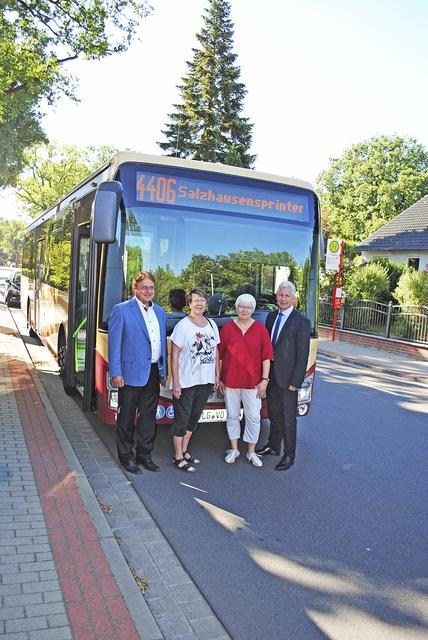Beim Start des "Salzhausen-Sprinters" 2018 (v. li.): Samtgemeinde-Bürgermeister Wolfgang Krause, die Bürgermeisterinnen Christa Beyer (Garstedt) und Elisabeth Mestmacher (Salzhausen) sowie Landrat Rainer Rempe