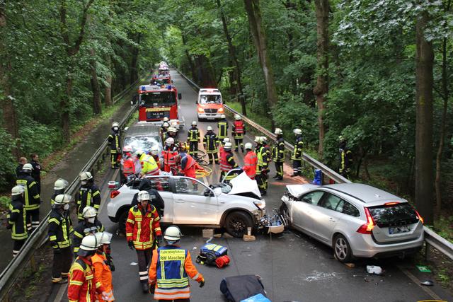 Drei Personen wurden bei diesem Unfall schwer verletzt