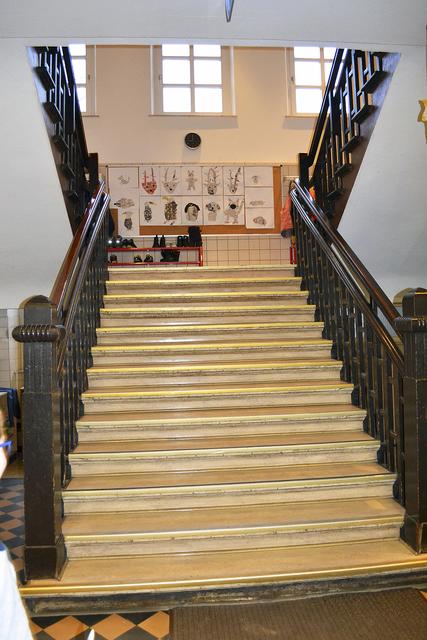 Keine Barrierefreiheit: Überall gibt es im Schulgebäude Stufen und diese hohe Treppe zum Obergeschoss