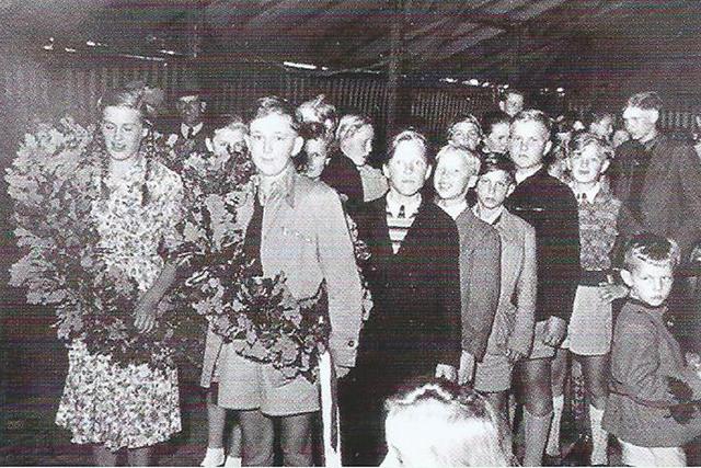Das Bild stammt aus dem Jahr 1951 und zeigt Jungen und Mädchen, die das "Kindervergnügen" besuchen