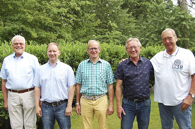 Hängt ein Jahr dran: das Königshaus mit (v. li.) Hans-Joachim Stöver, Alexander Wilckens, König Heinz Becker, Holger Grönwoldt und Uwe Jessen  | Foto: SV Buchholz 01