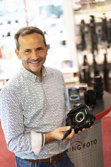 Für schöne Urlaubsbilder: Ralf Maurer von Foto Schattke prüft die Kameraeinstellung für seine Kunden