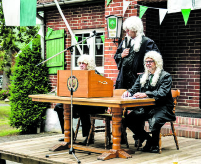 Die "Gerichtsverhandlung" ist stets gut besucht. Schützen müssen dort für Verfehlungen büßen - natürlich mit einem Augenzwinkern