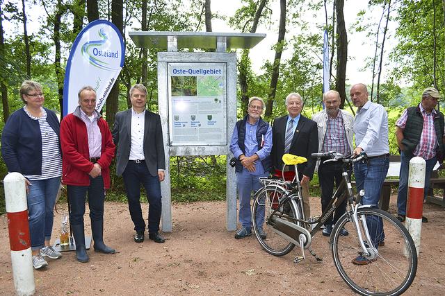 Bei der Enthüllung der Infotafel (v.li.): Die Bürgermeister Birgit Horstmann (Otter), Gerhard Netzel (Tostedt), Dr. Peter Dörsam (Samtgemeinde Tostedt) sowie Uwe Quante (AKN), Claus List, Walter Rademacher (AG Osteland) und Udo Fischer (Geschäftsführer Urlaub &amp; Freizeit im Landkreis Rotenburg) | Foto: bim