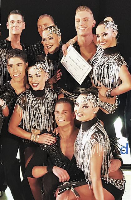 Einige Tanzpaare vom A-Team mit Tom Kinast (re. oben) und Lia Heise (re. unten) | Foto: cc