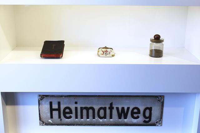 Ein Teil der Ausstellung widmet sich dem Thema Heimat. Zu den Erinnerungsstücken, die viele Vertriebene mit ihrer Heimat verbinden, gehören z.B. eine Bibel, eine Geldbörse und Erde aus der Heimat