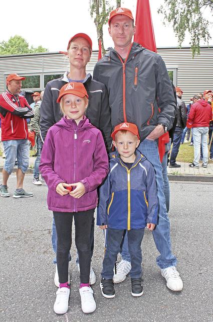 Familie Tiedemann protestiert gemeinsam gegen den Stellenabbau | Foto: jab