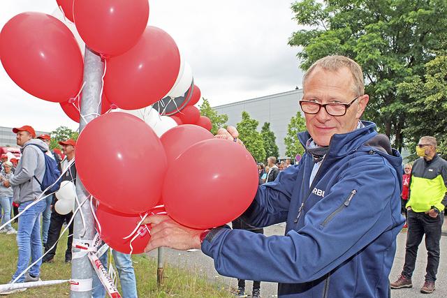 Berufliche Zukunftsträume zerplatzen wie ein Luftballon: Heinz Ebbrecht (61) beteiligte sich an der Stader Aktion | Foto: jab