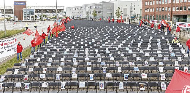 Beeindruckende Aktion: 2.000 leere Stühle machten deutlich, wie viele Arbeitsplätze bei Airbus in Finkenwerder in Gefahr sind | Foto: IG Metall