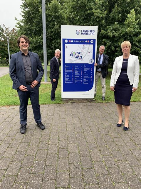 Landrat Rainer Rempe (2. v. li.) stellte gemeinsam mit Bernhard Frosdorfer (v. li.), Reiner Kaminski und Dr. Susanne Dahm den neuen Internetauftritt und die Gebäudebeschilderung vor