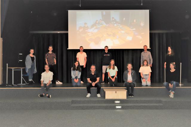 Das Filmteam mit Lehrkräften der IGS Buchholz und Trainerin Franziska Becker (re.) | Foto: cc